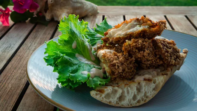 Burgerji s piščancem s pinjencem, čilijem škotska čepica ter z majonezo s tamarindo (TV-recept)