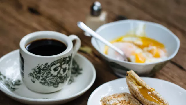 Kaya toast z mehko kuhanimi jajci in hainansko kavo