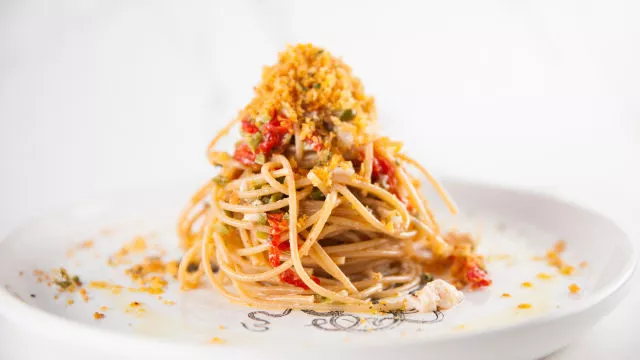 Špageti z marinirano mečarico in sicilijskim citrusovim prelivom