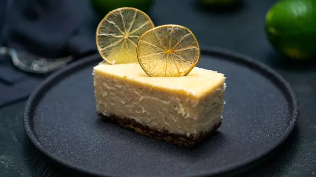 Cheesecake z limeto in belo čokolado