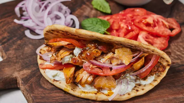 Začinjen piščančji suvlaki s kruhom pita in cacikijem